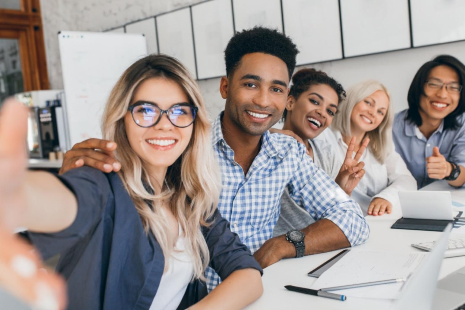 Atelier de gestion du stress par la respiration dans une salle de formation d'entreprise